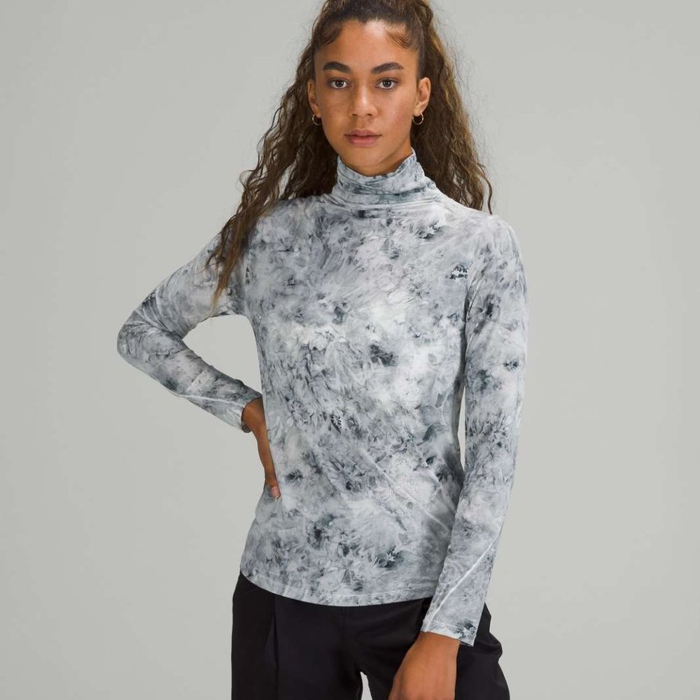 NWT! New Lululemon Hold Tight Turtleneck marble white & grey, lightweight